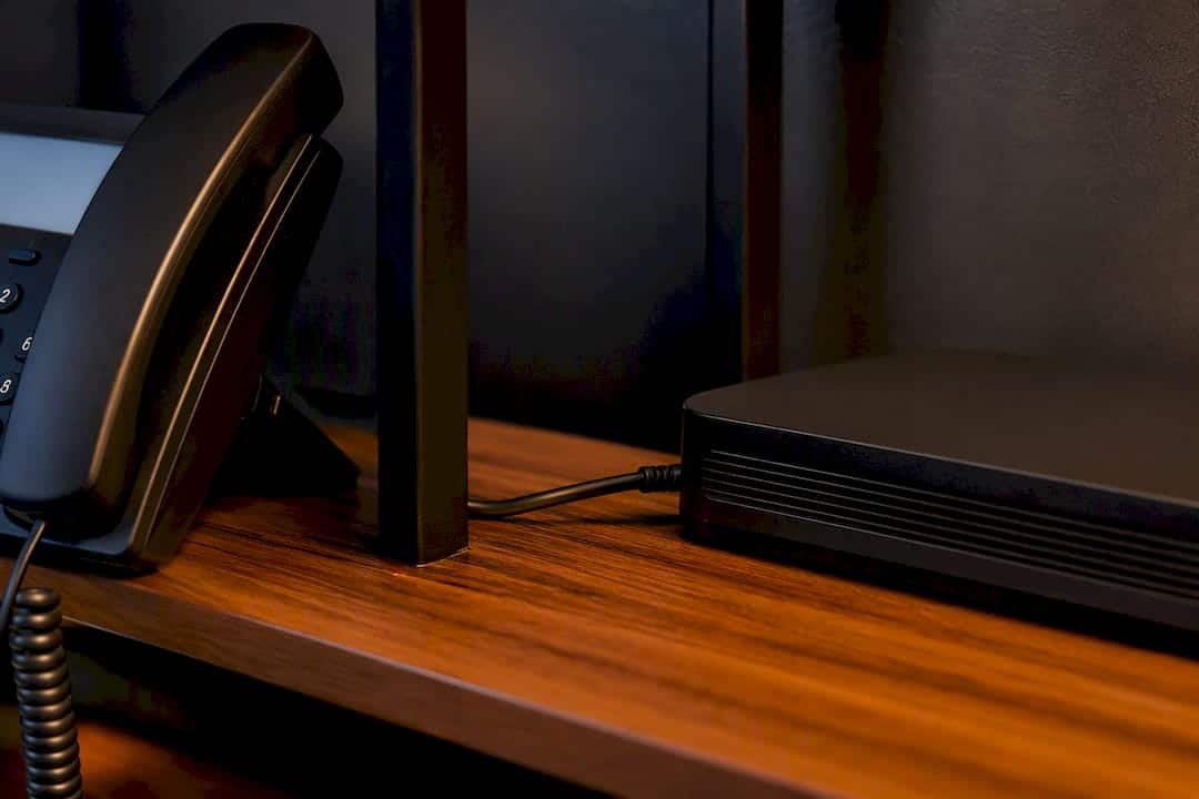 Handset and router supporting digital voice
